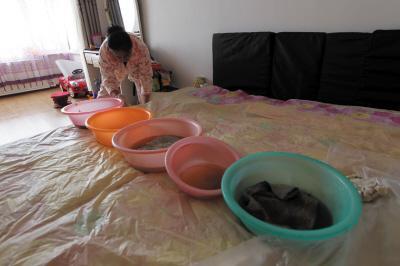 彭阳楼上漏水，住户失联，小区没物管，业主维权难！律师来支招……